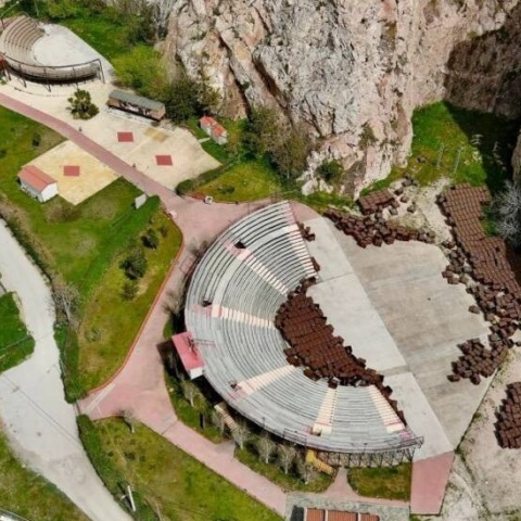 Τα θέατρα Βράχων, του Βύρωνα και του Υμηττού αποδίδονται οριστικά και αμετάκλητα στους πολίτες - Στην άμεση απόκτηση των 104 στρεμμάτων προχωρά η κυβέρνηση.