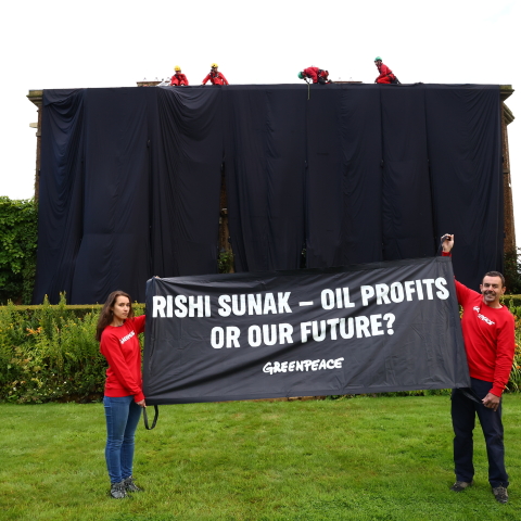 Διαδηλωτές κάλυψαν με μαύρο ύφασμα την ιδιωτική κατοικία του Ρίσι Σούνακ