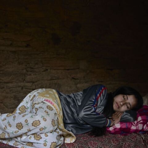 Νεπάλ: Έφηβη κοπέλα πεθαίνει αφού αναγκάστηκε να μείνει σε «καλύβα για την έμμηνο ρύση» - Δαγκώθηκε από φίδι - Ποια η παράδοση Τσαουπάντι που κρίθηκε παράνομη.