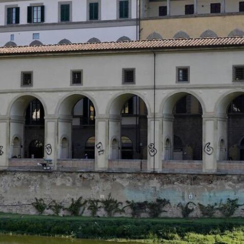 Ποδοσφαιρικό σύνθημα γραμμένο με σπρέι στις κολώνες μνημείου της Φλωρεντίας