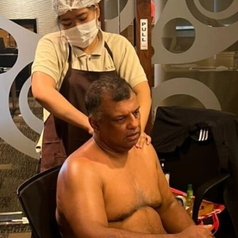 AirAsia: Σάλος με τον ιδρυτής της αεροπορικής εταιρίας, Τόνι Φερνάντες - Έκανε μασάζ ημίγυμνος κατά τη διάρκεια σύσκεψης - Τα σχόλια στα social media.