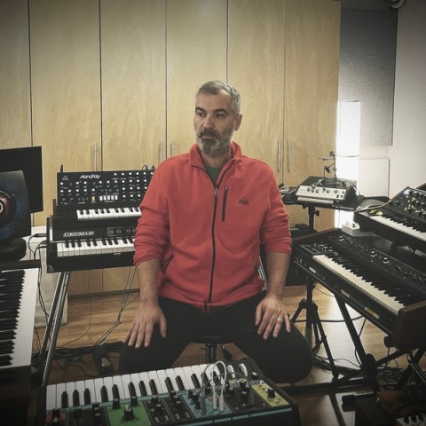 Ο Αθηναίος μουσικός Sunday παρουσιάζει σε πρώτη μετάδοση στην ιστοσελίδα της Athens Voice το νέο του videoclip “Go”. 