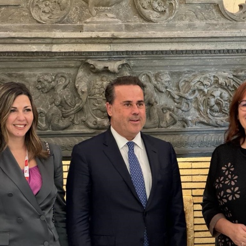 Ο υπουργός Επικρατείας, Σταύρος Παπασταύρου, με την υπουργό Κοινωνικής Συνοχής και Οικογένειας, Σοφία Ζαχαράκη και την αρμόδια Αντιπρόεδρο της Ευρωπαϊκής Επιτροπής για το Δημογραφικό