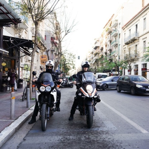 Περιπολία στελεχών της Δημοτικής Αστυνομίας σε κεντρικό δρόμο της Αθήανς για την παράνομη στάθμευση