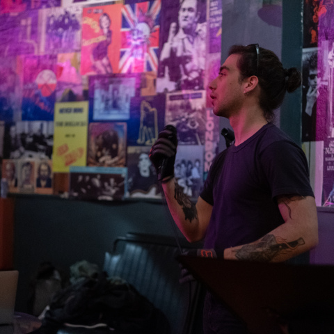 Valiant Aloof: Ένας καλλιτέχνης «spoken word» μας μιλά για την τέχνη του