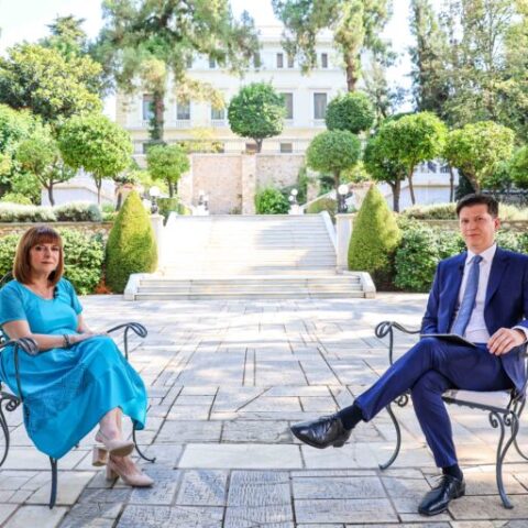 Η Πρόεδρος της Δημοκρατίας, Κατερίνα Σακελλαροπούλου (αριστερά) και ο δημοσιογράφος της ΕΡΤ, Απόστολος Μαγγηριάδης