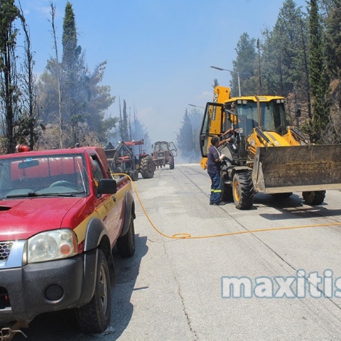 Οχήματα των αρχών που επιχειρούν για την κατάσβεση της φωτιάς στο Κιλκίς