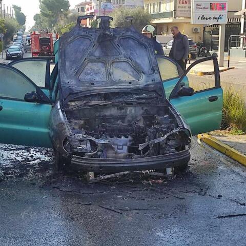 Άλιμος: Αυτοκίνητο τυλίχτηκε στις φλόγες εν κινήσει - Τι συνέβη