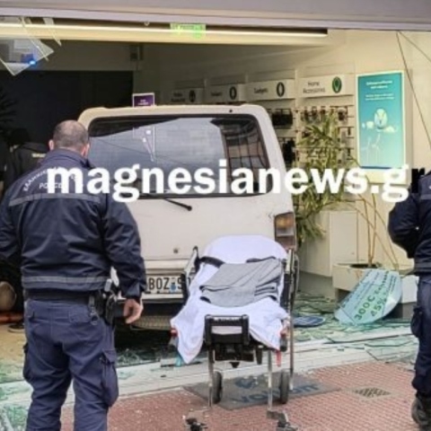 Βόλος: Έπαθε ανακοπή ενώ οδηγούσε και μπήκε με το φορτηγάκι του σε βιτρίνα καταστήματος