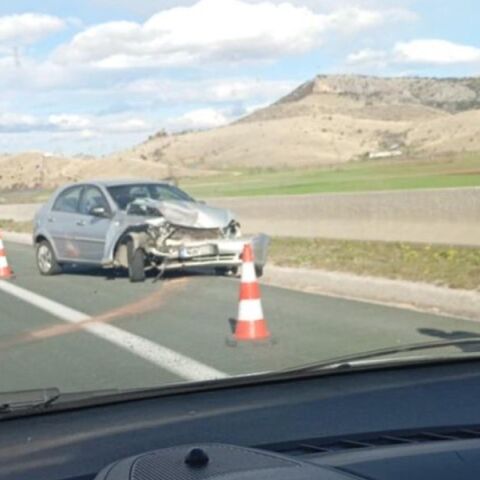 Κοζάνη: Μετωπική σύγκρουση οχημάτων – Οδηγός μπήκε στο αντίθετο ρεύμα