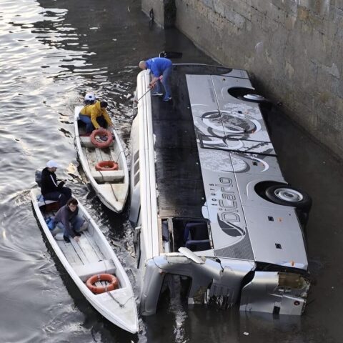 Ιταλία: Τουριστικό λεωφορείο κάνοντας όπισθεν έπεσε στον ποταμό Πάδο του Τορίνο