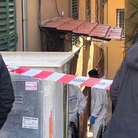 Κορδέλα της αστυνομίας στο σημείο όπου διέμενε ο δολοφόνος της 22χρονης φοιτήτριας από την Ιταλία