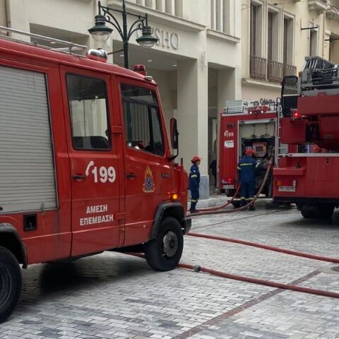 Φωτιά στην Πάτρα: Άνθρωποι λιποθύμησαν λόγω των πυκνών καπνών - Πελάτες και εργαζόμενοι απομακρύνθηκαν εσπευσμένα 