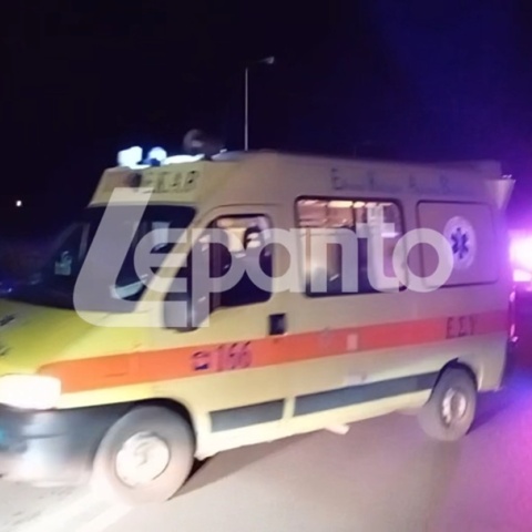 Ασθενοφόρο στον τόπο του δυστυχήματος στη Ναύπακτο