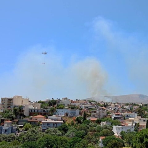 Ελικόπτερο επιχειρεί για την κατάσβεση φωτιάς στη Χίο