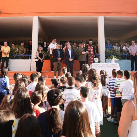 Ο Χάρης Δούκας σε αγιασμό σε σχολείο της Αθήνας