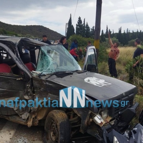 Εικόνα από το σημείο του τροχαίου δυστυχήματος μετά τη σύγκρουση αγροτικού με μηχανή