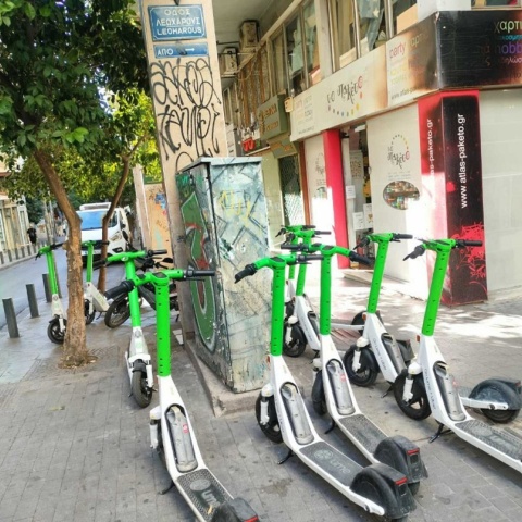 Πατίνια σε δρόμο της Αθήνας