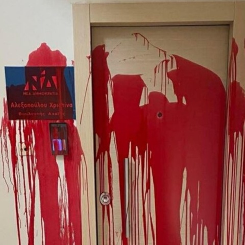 Η Χριστίνα Αλεξοπούλου για την επίθεση στο πολιτικό της γραφείο: Βγάλτε τις κουκούλες κι ελάτε να μιλήσουμε