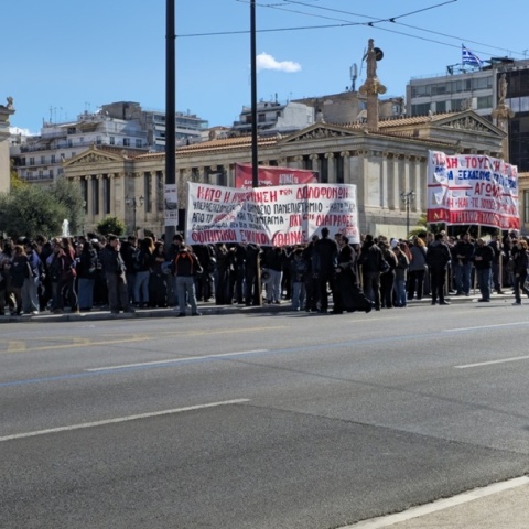 Φοιτητικό συλλαλητήριο για τα Τέμπη στα Προπύλαια - Κλειστός ο σταθμός Πανεπιστήμιο