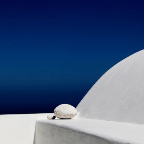 santorini-houses-white-blue-domes-aesthetic-blue-and-white
