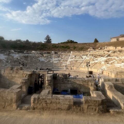ΥΠΠΟ: Αποκαθίσταται το σκηνικό οικοδόμημα του αρχαίου θεάτρου της Λάρισας. Θωρακίζεται με έργα πυροπροστασίας