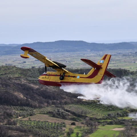 Καναντέρ επιχειρεί για την κατάσβεση φωτιάς