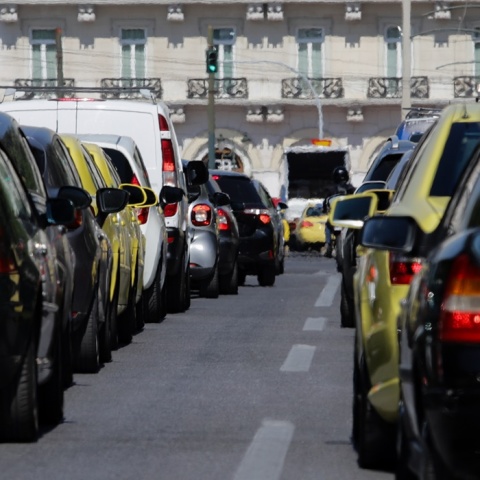 Αυτοκίνητα σχηματίζουν ουρά σε κεντρικό δρόμο της Αθήνας