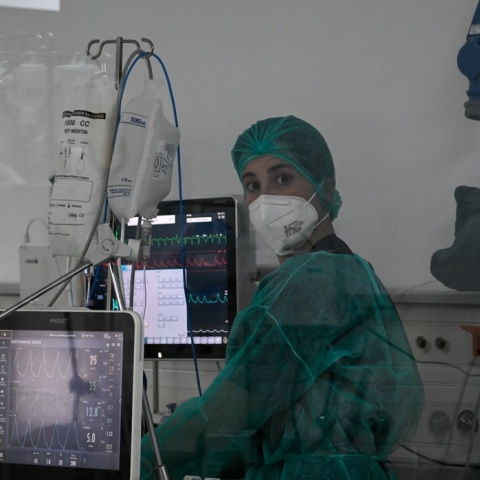 Νοσοκόμα σε ΜΕΘ με στολή και μάσκα