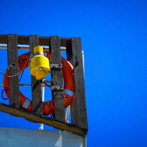 Πορτοκαλί σωσίβιο δεμένο σε κάγκελα