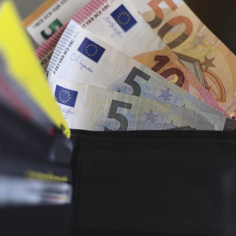 Χαρτονομίσματα του ευρώ σε πορτοφόλι