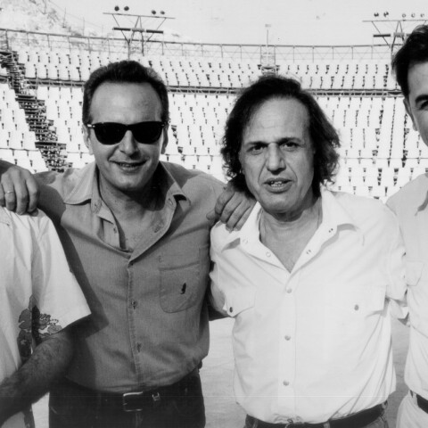 Ο Βασίλης Παπακωνσταντίνου και το συγκρότημα Socrates.