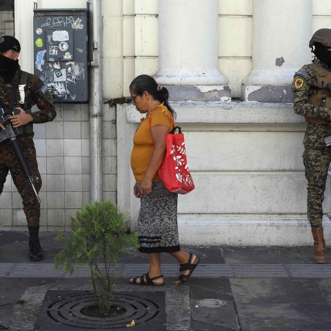 Ελ Σαλβαδόρ: Οι δεκάδες χιλιάδες συλλήψεις στη χώρα που τελεί σε κατάσταση έκτακτης ανάγκης από τον Απρίλιο του 2022, ο πόλεμος με τις συμμορίες ναρκωτικών, οι καταγγελίες οργανώσεων ανθρωπίνων δικαιωμάτων