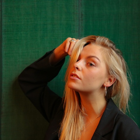 Ένα κορίτσι.