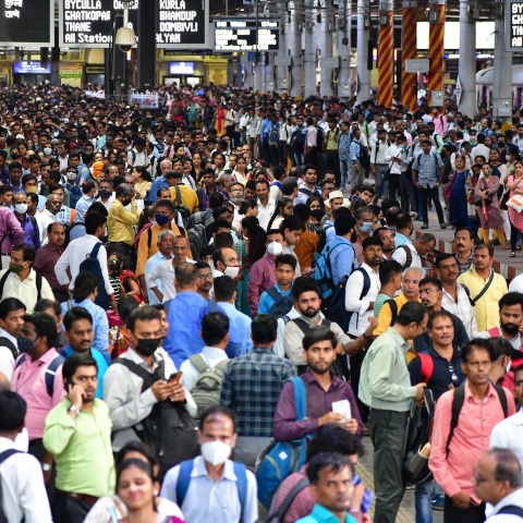 Άνθρωποι σε σιδηροδρομικό σταθμό στην Ινδία