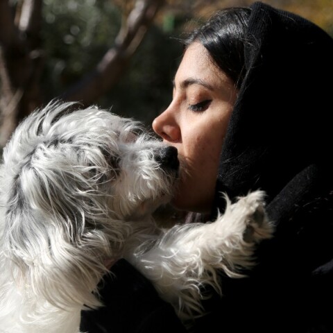 Ιρανή γυναίκα ποζάρει φιλώντας τον σκύλο της © Photo by Fatemeh Bahrami/Anadolu Agency via Getty Images