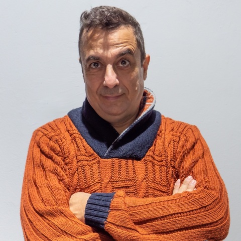 Ο καρδιολόγος, συνθέτης και συγγραφέας Θανάσης Δρίτσας συνομιλεί με τον stand-up κωμικό Κώστα Ραβνιωτόπουλο με άξονα την καλλιτεχνική του πορεία αλλά και τον ρόλο της κωμωδίας την εποχή της πολιτικής ορθότητας