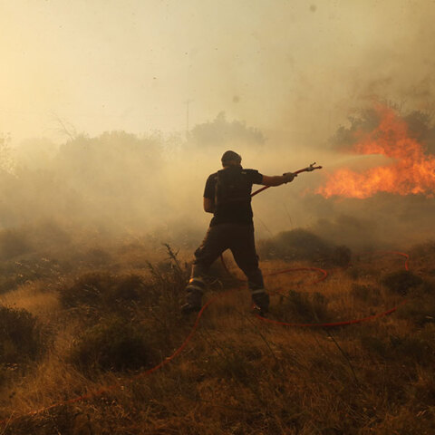 Δύσκολη η μάχη με τις φλόγες στην Πεντέλη
