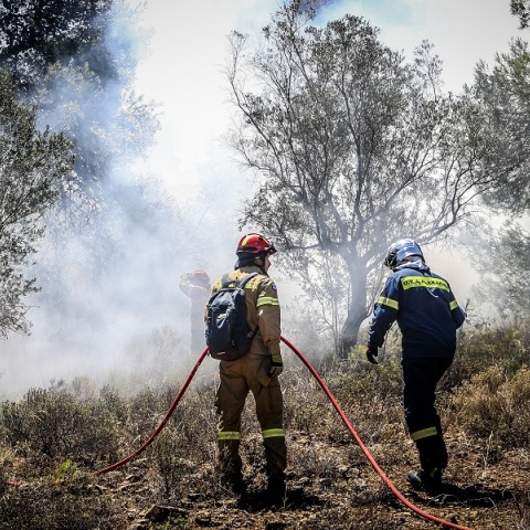 Κάτοικοι κοιτούν τη φωτιά που βρίσκεται σε εξέλιξη στο Νταού Πεντέλης πλησιάζει κατοικημένη περιοχή.