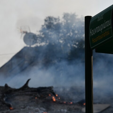 Φωτιά στην Πεντέλη - Οδόσημα