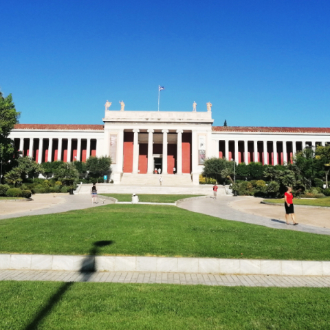 Ο Νίκος Βατόπουλος και ο «Κάτοικος Μουσείου» στο Καφέ του Εθνικού Αρχαιολογικού Μουσείου