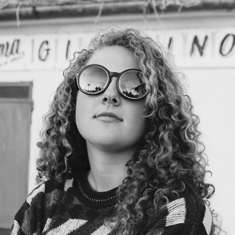 Ένα κορίτσι.