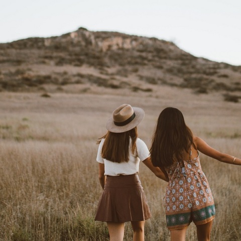 Δύο κορίτσια. 