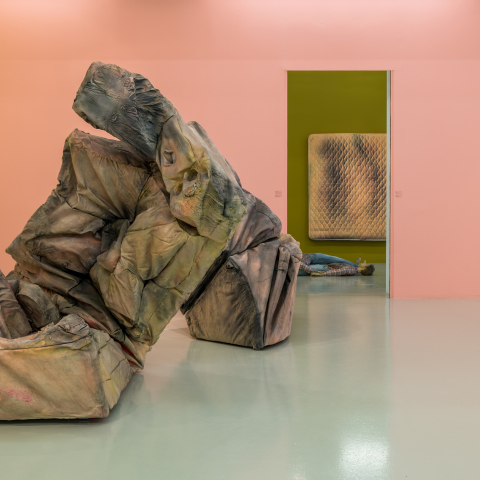 Άποψη της έκθεσης της Kaari Upson στο Ίδρυμα ΔΕΣΤΕ