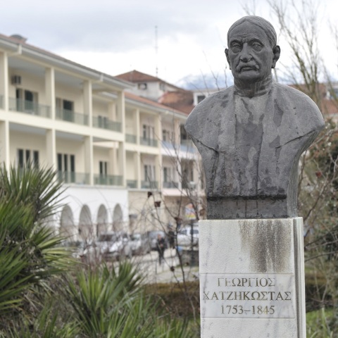 Το παράδειγμα διακομιδής και διασωλήνωσης 21χρονου στο Γενικό Νοσοκομείο Ιωαννίνων που δεν εφημέρευε και η συζήτηση περί «κλειστών» νοσοκομείων.