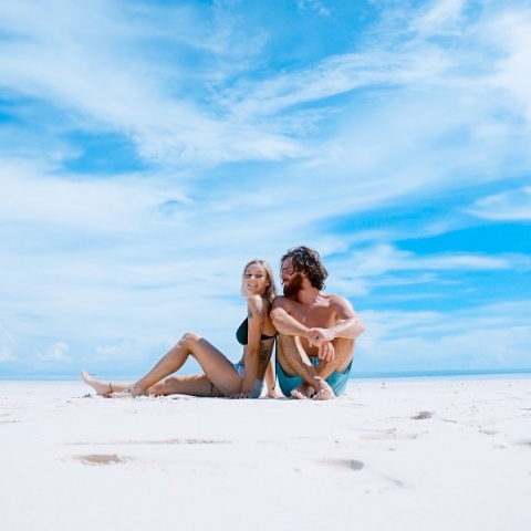 Ένα ζευγάρι στην παραλία. 