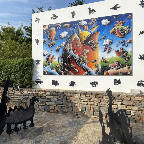 Το έργο του Χρήστου Πετρίδη "Θερινό σινεμά"  στο πάρκο γλυπτικής του ξενοδοχείο Minos Beach art hotel