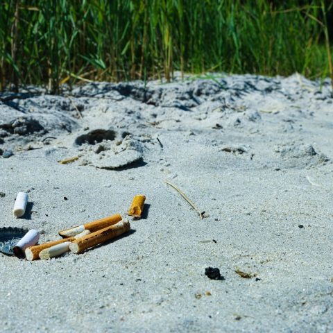 Αποτσίγαρα σε παραλία