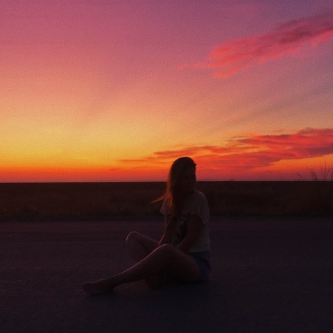 Μια γυναίκα κατά τη διαρκεία ενός ηλιοβασιλέματος. 