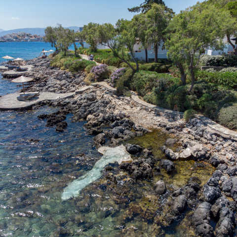 Η εγκατάσταση Tender shell geophilia των Ιλεάνας Αρναούτου και Ισμήνης Κινγκ στο Minos Beach art hotel από ψηλά